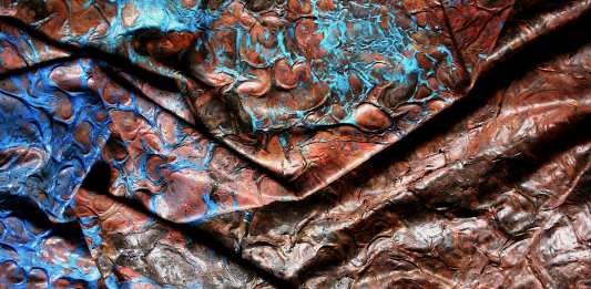 Panneggi contemporanei: la nuova esposizione di Galleria 10 & zero uno