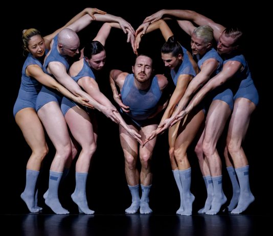 Promise, un flusso di pura danza: lo spettacolo di Sharon Eyal a Reggio Emilia Promise, di Sharon Eyal, Compagnia Tanzmainz