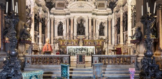 Reinventare il sacro: Giulia Piscitelli in mostra al Museo di San Gennaro di Napoli Giulia Piscitelli, Una Nuvola come Tappeto, veduta della mostra, Tesoro di San Gennaro, Napoli, 2024-2025, ph Amedeo Benestante