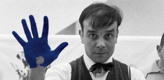 Nel blu dipinto, o scolpito, di blu: un rimedio creativo al Blue Monday