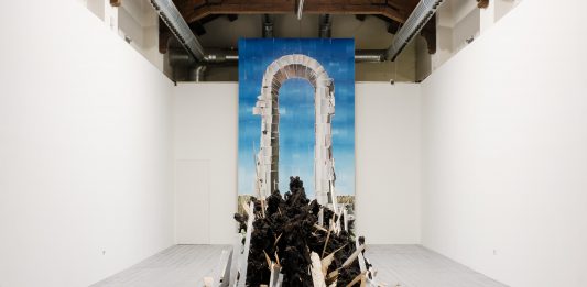 Dioscuri, il dualismo della pittura e della scultura in mostra al Caos di Terni Luca Grimaldi e Gabriele Silli, Dioscuri, veduta della mostra, Museo CAOS di Terni, 2025, ph. Leonardo Zen