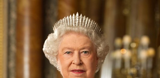 Arte o celebrazione? In Inghilterra è polemica sulla statua della Regina Elisabetta II