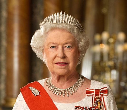 Arte o celebrazione? In Inghilterra è polemica sulla statua della Regina Elisabetta II