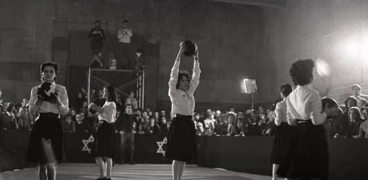 Fabio Mauri, cosa è il fascismo: una conferenza a Magazzino di New York Fabio Mauri, Che cosa è il fascismo, 1971. Performance, Stabilimenti Safa Palatino, Roma. Foto: Marcella Galassi. Courtesy the Estate of Fabio Mauri and Hauser & Wirth