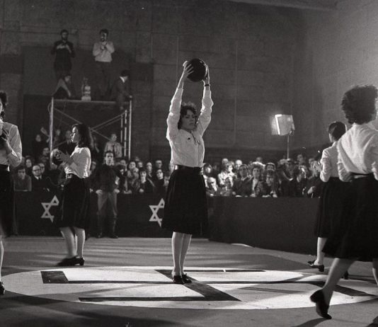 Fabio Mauri, cosa è il fascismo: una conferenza a Magazzino di New York Fabio Mauri, Che cosa è il fascismo, 1971. Performance, Stabilimenti Safa Palatino, Roma. Foto: Marcella Galassi. Courtesy the Estate of Fabio Mauri and Hauser & Wirth