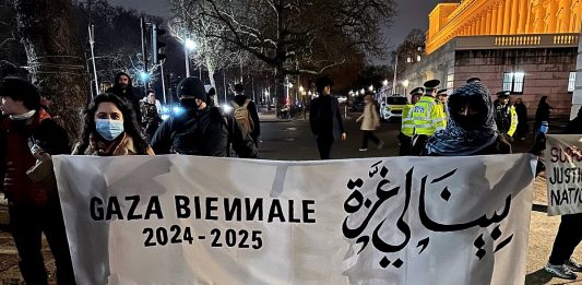 Proteste pro Palestina all’ICA di Londra, gli artisti disertano la mostra Le proteste organizzate dalla Gaza Biennale all'esterno dell'ICA di Londra