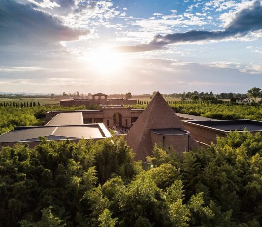 Il Labirinto della Masone compie dieci anni e festeggia con un programma di arte, natura e innovazione digitale Il Labirinto della Masone al tramonto