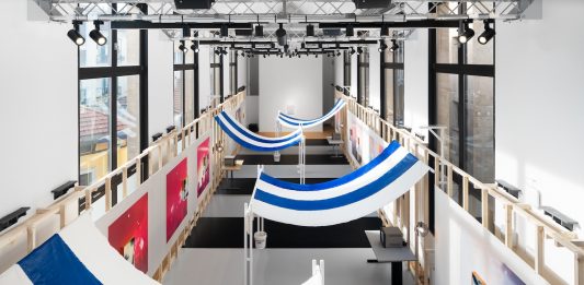 Circolo UltraFiorucci, a Milano il brand apre un nuovo spazio tra arte e moda Thomas Jeppe, Market, veduta dell'installazione, Circolo UltraFiorucci, Milano, 2025, ph Wu Rui, Copyright t space studio, Courtesy Fiorucci