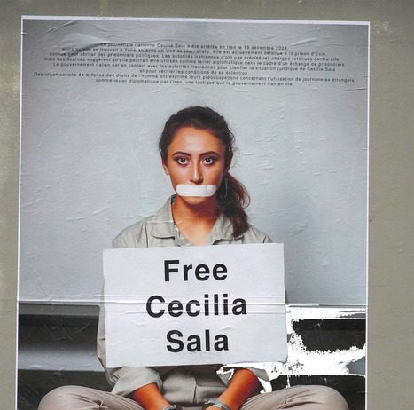 Il poster di Ozmo per Cecilia Sala e la strage dei giornalisti a Gaza