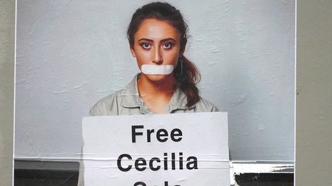 Il poster di Ozmo per Cecilia Sala e la strage dei giornalisti a Gaza