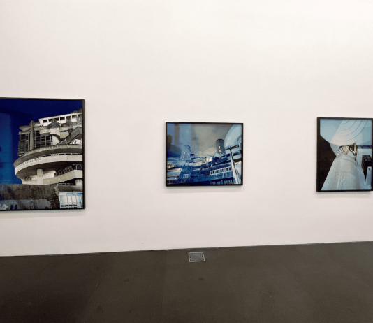 Napoli e le architetture lunari: foto di Tobias Zielony alla Galleria Lia Rumma Tobias Zielony, Overshoot, veduta della mostra, Galleria Lia Rumma, Napoli, 2025