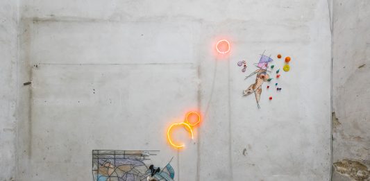 Tecniche per reinterpretare la marginalità: intervista all’artista Lucia Leuci Lucia Leuci, Il vero riconosce il vero, 2024, installastion view, Palazzo dei Priori, Fermo, Paesaggio con Fornarina in lotta con sé stessa, 2024 + Fornarina che corre a dare l'allarme, 2024, foto di Alessio Beato