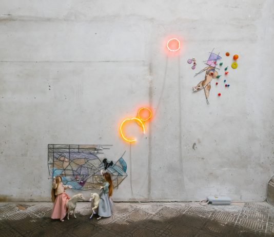 Tecniche per reinterpretare la marginalità: intervista all’artista Lucia Leuci Lucia Leuci, Il vero riconosce il vero, 2024, installastion view, Palazzo dei Priori, Fermo, Paesaggio con Fornarina in lotta con sé stessa, 2024 + Fornarina che corre a dare l'allarme, 2024, foto di Alessio Beato