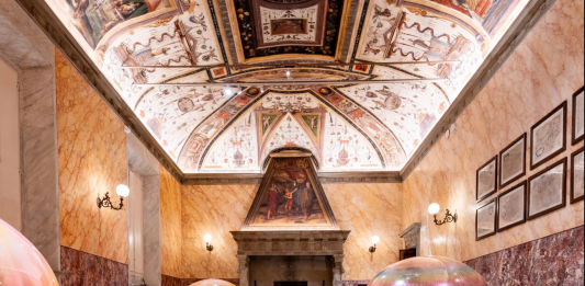 Bologna Art Week 2025: le aperture di oggi, tra Piazza Maggiore e dintorni Alfredo Pirri, Compagni e Angeli, 2023. Metacrilato verniciato e alluminio (93x122x52cm) - Alfredo Pirri, Le Jardin Féerique, 2006: Plexiglass, piume d'oca conciate, vernici acriliche e resina epossidica (82x60x80cm) - Immagine per la mostra Alfredo Pirri. Ritratto di Palazzo, Palazzo Boncompagni, Bologna, 2025. Courtesy l’artista