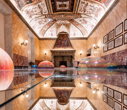 Bologna Art Week 2025: le aperture di oggi, tra Piazza Maggiore e dintorni Alfredo Pirri, Compagni e Angeli, 2023. Metacrilato verniciato e alluminio (93x122x52cm) - Alfredo Pirri, Le Jardin Féerique, 2006: Plexiglass, piume d'oca conciate, vernici acriliche e resina epossidica (82x60x80cm) - Immagine per la mostra Alfredo Pirri. Ritratto di Palazzo, Palazzo Boncompagni, Bologna, 2025. Courtesy l’artista