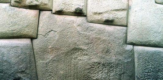 In Perù, un uomo ha vandalizzato la leggendaria Pietra dei 12 angoli pietra 12 angoli