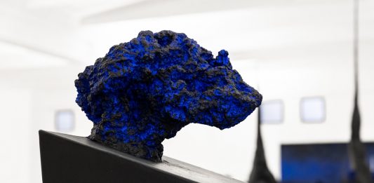 Alla Building Gallery di Milano, due mostre raccontano la magia della materia Bizhan Bassiri, Erme (dettaglio), 2000-2024, ferro, pietra lavica, pigmenti colorati (nero avorio e blu oltremare), 180 x 44 x 32 cm, ph. Benedetta Balloni