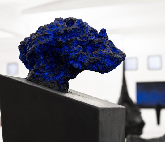 Alla Building Gallery di Milano, due mostre raccontano la magia della materia Bizhan Bassiri, Erme (dettaglio), 2000-2024, ferro, pietra lavica, pigmenti colorati (nero avorio e blu oltremare), 180 x 44 x 32 cm, ph. Benedetta Balloni