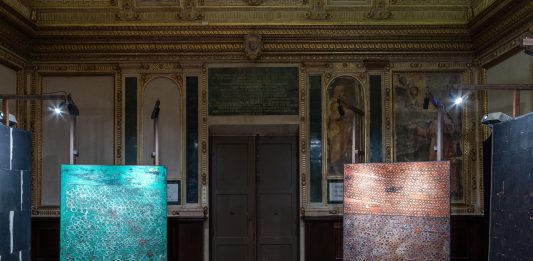 Lo spirituale di Oscar Piattella: i suoi muri in mostra a Bologna Oscar Piattella, I muri, veduta della mostra, Cappella di Santa Maria dei Bulgari, Biblioteca comunale dell’Archiginnasio, Bologna, Foto Francesco Rucci