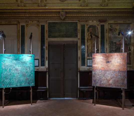 Lo spirituale di Oscar Piattella: i suoi muri in mostra a Bologna Oscar Piattella, I muri, veduta della mostra, Cappella di Santa Maria dei Bulgari, Biblioteca comunale dell’Archiginnasio, Bologna, Foto Francesco Rucci