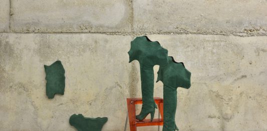 L’accessorio è il messaggio: Birgit Jürgenssen e Cinzia Ruggeri in un confronto travolgente ica