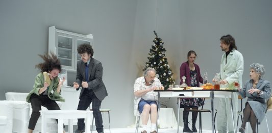 Ex – Esplodano gli attori, la necessità dell’amore in scena al Piccolo Bellini di Napoli Ex – Esplodano gli attori