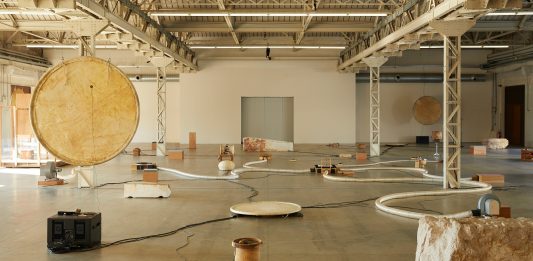 La mostra di Tarek Atoui a Milano è un paesaggio che suona all’improvviso