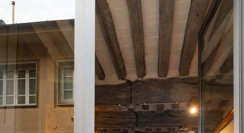 La Galleria d’Arte Irena Kos di Pietrasanta rende disponibile il proprio spazio espositivo