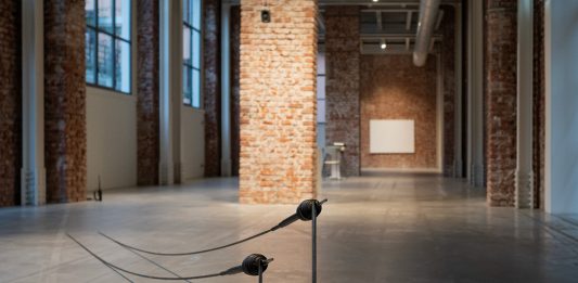 A Milano due artisti emergenti lavorano sul senso di fuga e la voglia di evasione dal quotidiano