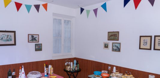 A Bologna un artista ha ricreato il ricordo di una festa di compleanno interamente in ceramica