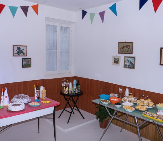 A Bologna un artista ha ricreato il ricordo di una festa di compleanno interamente in ceramica