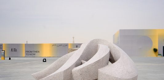 Tuwaiq Sculpture 2025: nel cuore dell’Arabia Saudita l’arte della pietra si apre a nuove sperimentazioni