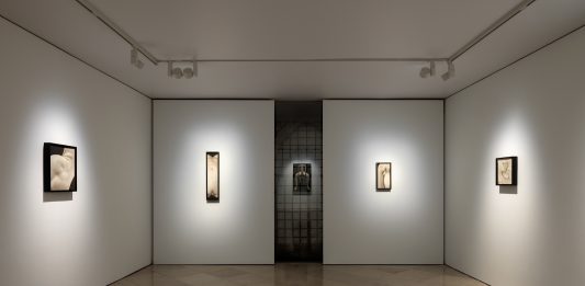 Il nudo diventa ironico nella prima mostra personale di Saskia Colwell