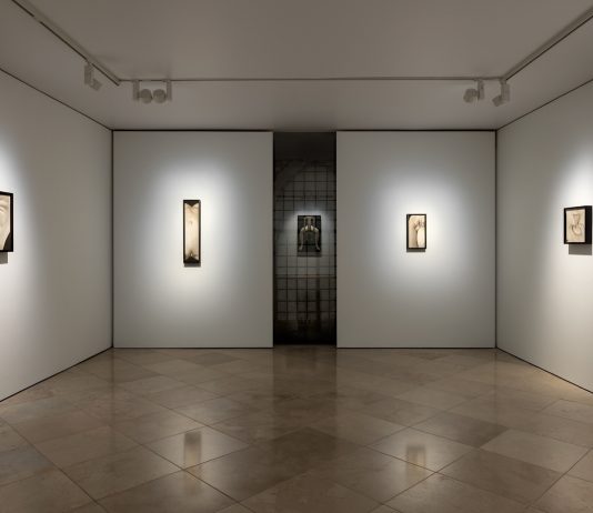 Il nudo diventa ironico nella prima mostra personale di Saskia Colwell