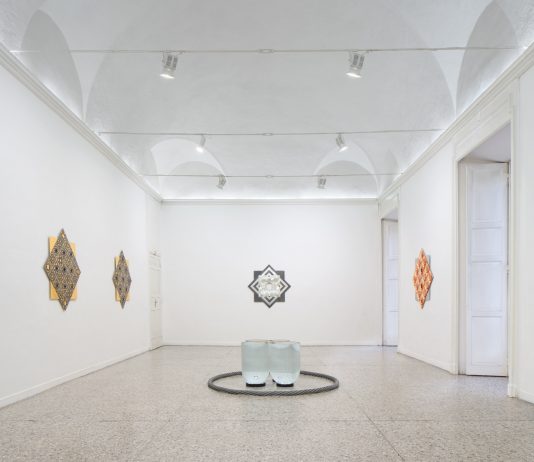 Il tempo circolare della materia: Remo Salvadori trasforma la galleria Stein di Milano in un luogo di meditazione