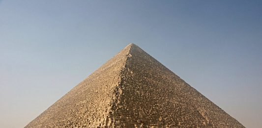 Martellate sulla Piramide di Cheope: scoppia la polemica sui lavori in corso