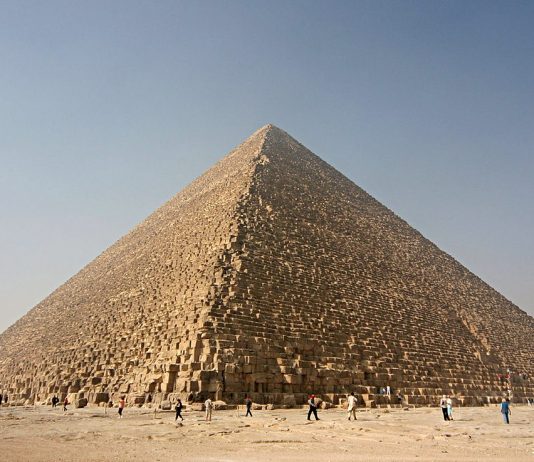 Martellate sulla Piramide di Cheope: scoppia la polemica sui lavori in corso