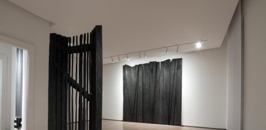 Né scultore, né pittore. ‘Nunzio Anni Ottanta’, la personale dell’artista in mostra a Verona