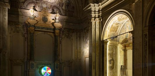 Alessandro Sciaraffa, sull’onda sonora dell’energia: il progetto a Bologna Alessandro Sciaraffa HARMONIC ROOM Installation view, Ex Chiesa di San Mattia, Bologna, 2025 Photo Nicola Morittu Courtesy l'Artista e Galleria Giorgio Persano