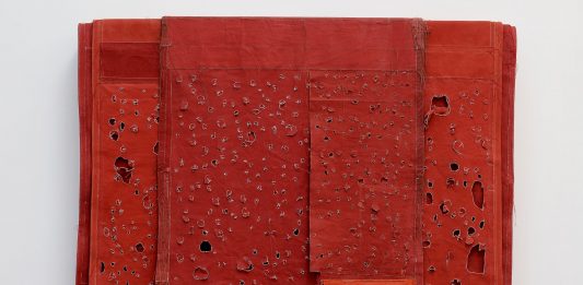 Simon Callery, quando il paesaggio si fa pittura: la mostra a Roma Simon CALLERY, Stura, 2021, camvas, distemper, thread, pencil, stainless steel, wood, 165x169.3x23cm