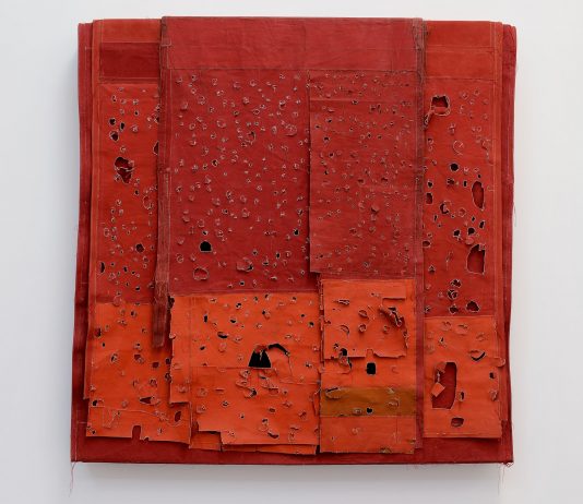 Simon Callery, quando il paesaggio si fa pittura: la mostra a Roma Simon CALLERY, Stura, 2021, camvas, distemper, thread, pencil, stainless steel, wood, 165x169.3x23cm