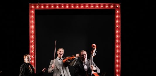 Tanto vale divertirsi: la memoria dei lager va in scena, tra dramma e commedia Tanto vale divertirsi, ph. Alessio Gernone