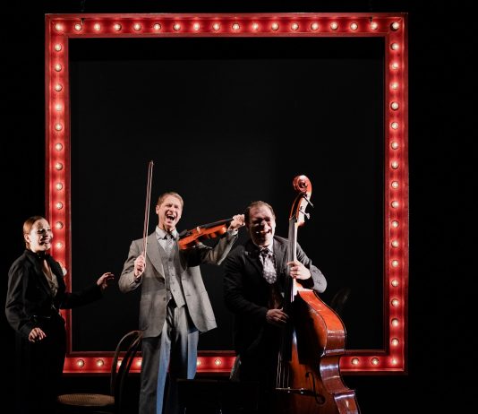 Tanto vale divertirsi: la memoria dei lager va in scena, tra dramma e commedia Tanto vale divertirsi, ph. Alessio Gernone