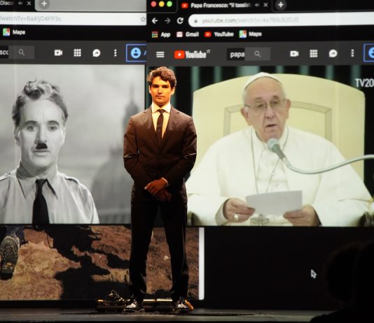 Pietro Angelini, tra ironia e critica sociale: intervista all’attore e regista che unisce teatro e vita