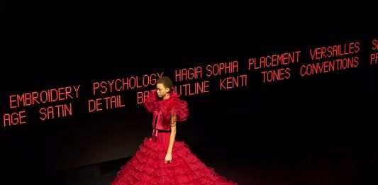 Parigi, l’alta moda tra sublime e protesta, nelle sfilate primavera-estate 2025