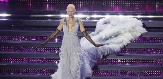 In un tempo in cui anche Sanremo è conservatore, non resta che guardare alla moda sanremo 2025