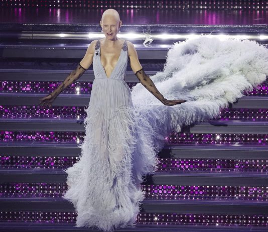 In un tempo in cui anche Sanremo è conservatore, non resta che guardare alla moda sanremo 2025