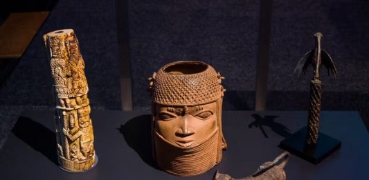 I Paesi Bassi hanno restituito 119 Bronzi del Benin alla Nigeria Un gruppo di bronzi del Benin in mostra al Wereldmuseum. Foto Boudewijn Bollmann