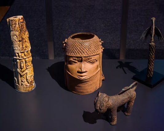 I Paesi Bassi hanno restituito 119 Bronzi del Benin alla Nigeria Un gruppo di bronzi del Benin in mostra al Wereldmuseum. Foto Boudewijn Bollmann