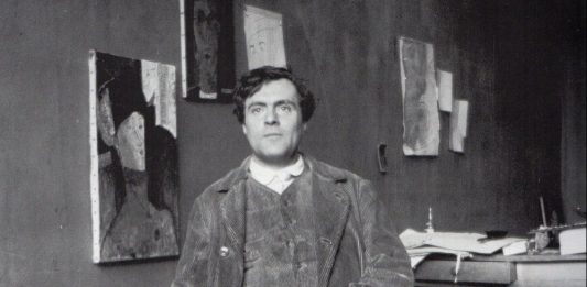 Il Modigliani ritrovato: l’opera emersa da un mercatino in Francia Amedeo Modigliani nel suo studio di Parigi, 1915, ph. Paul Guillaume